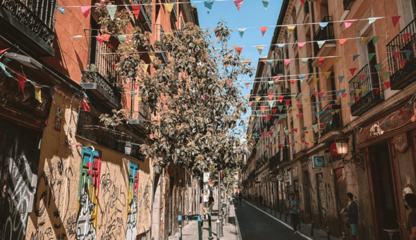 Foto: Uma rua em Madri que não estava no roteiro, mas que me surpreendi ao encontrar - Manu Fernandes